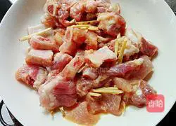 Illustration of how to make spareribs claypot rice 2