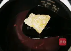 Illustration of how to make red bean, purple rice and lily porridge 10