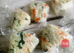 Illustration of how to make triangular vegetable and potato rice balls 6