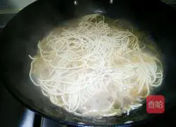 Illustration of how to make braised noodles with potatoes and beans 6