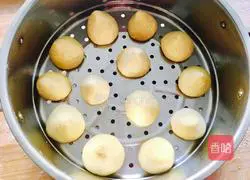 Illustration of how to make corn steamed buns 14