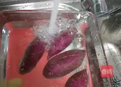 Illustration of how to make purple sweet potato and red date porridge 3