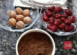 Illustration of how to make jujube walnut brown sugar cornmeal cake 1