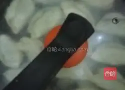 Illustration of how to make crispy pot stickers 3