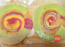 Illustration of how to make colorful large flower rolls 7