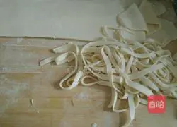 Illustration of how to make braised noodles with pork belly and beans 7