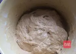 Illustration of how to make brown sugar raisin cake 3