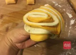 Illustration of how to make two-color flower rolls 18