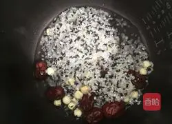 Illustration of how to make black rice, lotus seed and red date porridge 4