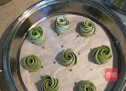 Illustration of how to make green rose rolls 19