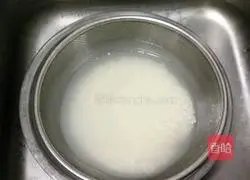 Illustration of how to make purple potato porridge 1