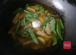 Illustration of how to make braised beans and potato noodles 8