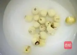 Illustration of how to make longan, lotus seed and eight-treasure porridge 4