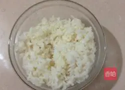 Illustration of how to make football rice balls 1