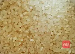 Illustration of how to make braised sausage and rice 1