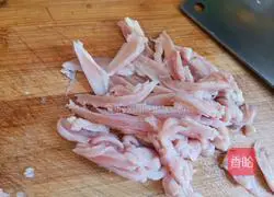 Illustration of how to make yam, chicken and vegetable porridge 2