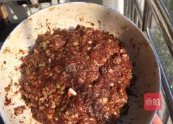 Illustration of how to make pork, green onion and mushroom pot stickers 2