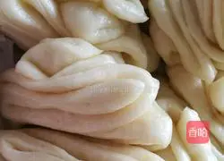 Illustration of how to make handmade flower rolls 9