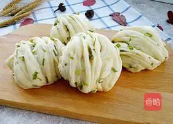 Illustration of how to make scallion rolls 21