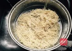 Illustration of home-style braised beans and noodles 11