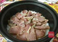 Illustration of how to make bacon clay pot rice 4