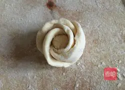 Illustration of how to make rose rolls 10