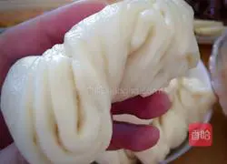 Illustration of how to make white flour twist rolls 12