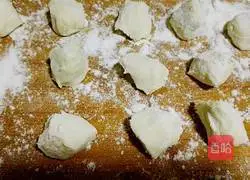 Illustration of how to make pumpkin stuffed pot stickers 8