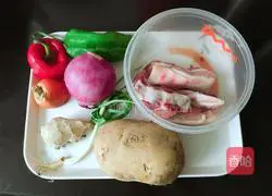 Illustration of how to make rice with diced potatoes and meat 1