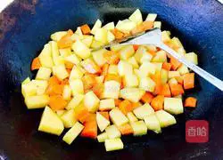 Illustration of how to make braised rice with carrots, potatoes and sausage 4