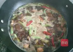 Illustration of how to make braised noodles with pork belly and beans 6