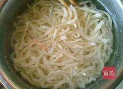 Illustration of making cold noodles with shredded chicken 13