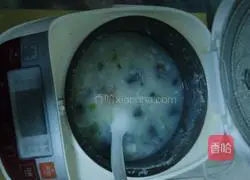 Illustration of how to make preserved egg and lean meat porridge 4