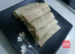 Illustration of how to make meat-filled spring rolls 13