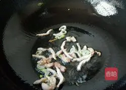 Illustration of how to make clay pot rice with green pepper, mustard mustard and meat 3