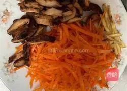 Illustration of how to make ginger, mushroom and shredded chicken porridge 4