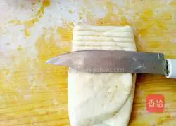 Illustration of how to make salt and pepper shell flower rolls 16