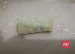 Illustration of how to make shepherd's purse dried spring rolls 7