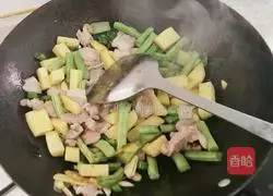 Illustration of making braised beans and potato noodles 4