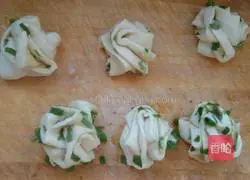 Illustration of how to make onion-flavored flower rolls 6