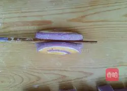 Illustration of how to make three-color flower rolls 6