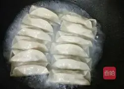 Illustration of how to make parsley and pork pot stickers 7