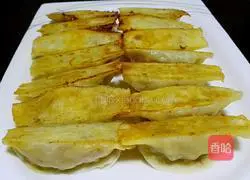 Illustration of how to make pot stickers with pumpkin filling 18