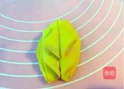 Illustration of how to make Chinese lotus roll 8