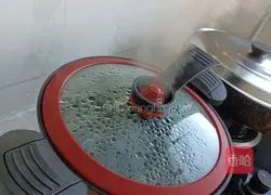 Illustration of how to make preserved egg and lean meat porridge 2