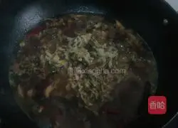 Illustration of how to make braised noodles with pickled cabbage 6