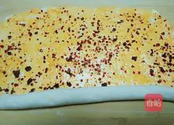 Illustration of how to make Laoganma's flower rolls 10