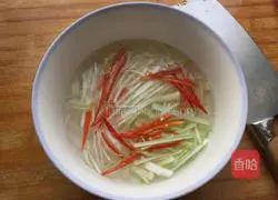 Illustration of how to make asparagus in oil with seaweed steamed buns 3