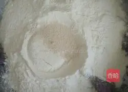 Illustration of how to make two-color flower rolls 3