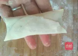 Illustration of how to make paper-thin spring rolls 11